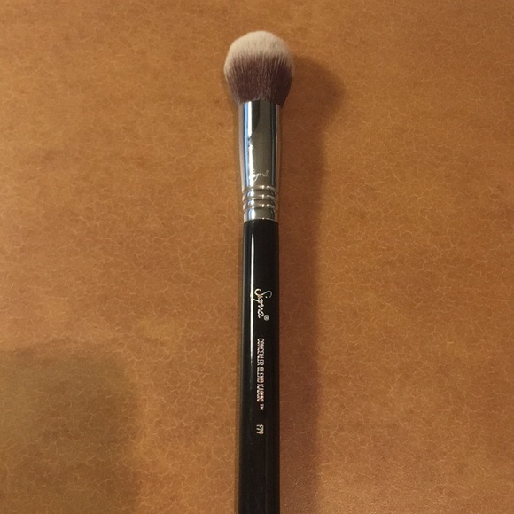 kabuki concealer brush